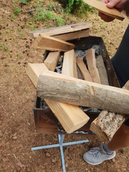木柴正在准备生火 野营场所点燃篝火用木棒的研制 — 图库照片