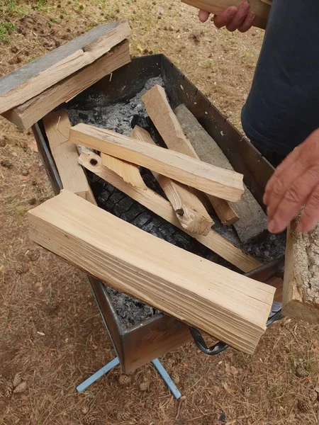 木柴正在准备生火 野营场所点燃篝火用木棒的研制 — 图库照片