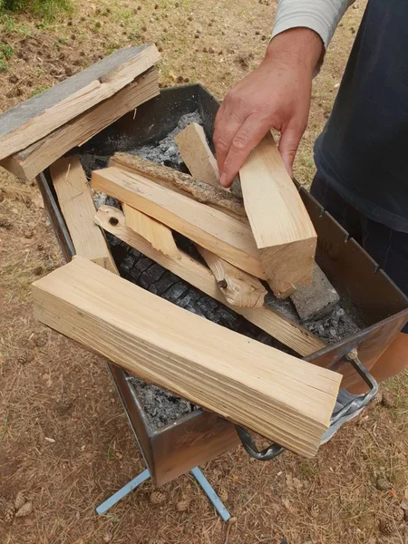 Está Preparando Leña Para Fuego Preparación Palos Madera Para Encender — Foto de Stock