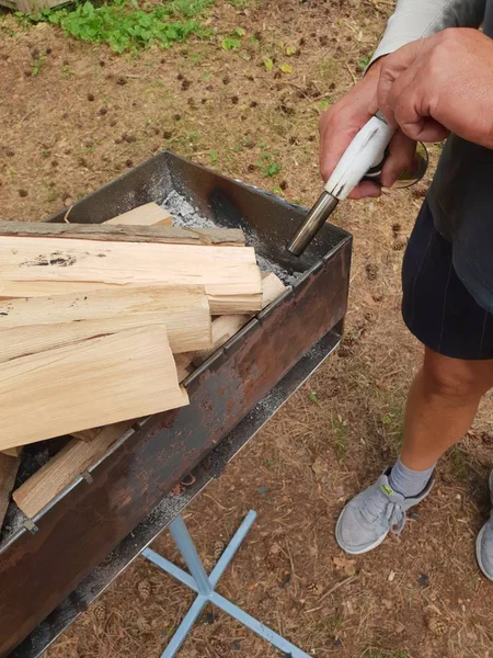 Está Preparando Leña Para Fuego Preparación Palos Madera Para Encender — Foto de Stock