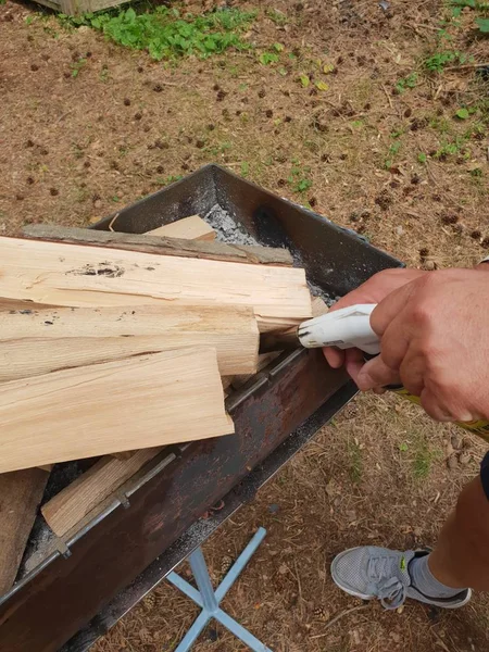 Ateş için odun hazırlanmaktadır. Kamp kamp yerinde yaktığın için hazırlık bir tahta sopa.