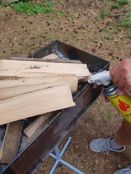 Está Preparando Leña Para Fuego Preparación Palos Madera Para Encender — Foto de Stock