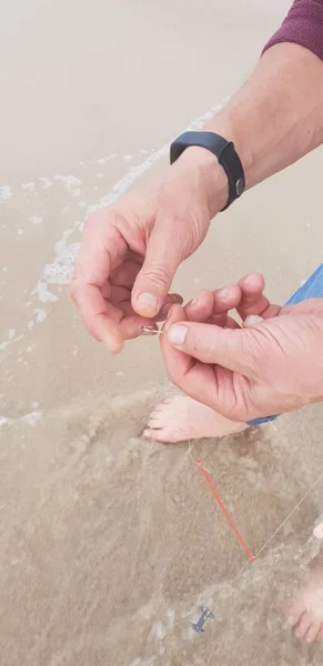 Hooking Shrimps Isca Gancho Para Sistema Vara Pesca Perto Mar — Fotografia de Stock