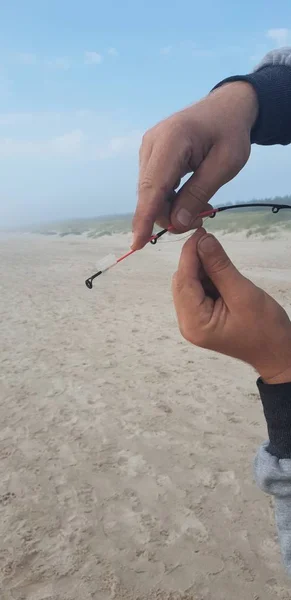 Pescador Está Fixando Linha Haste Pesca — Fotografia de Stock