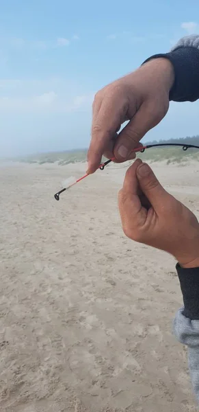 Pescatore Sta Riparando Lenza Della Canna Pesca — Foto Stock