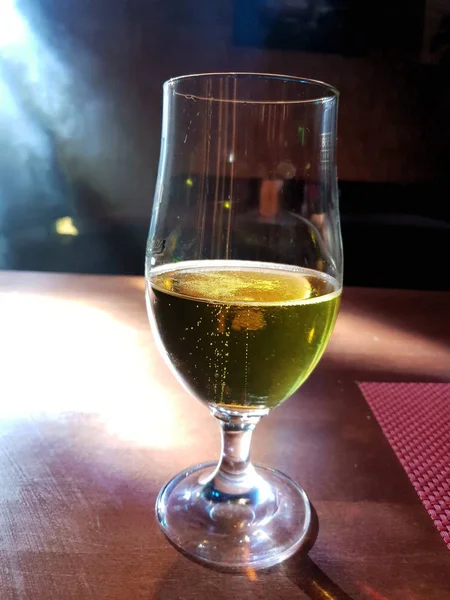 Copo Cerveja Restaurante Com Diferentes Luzes Discoteca Pista Dança Durante — Fotografia de Stock