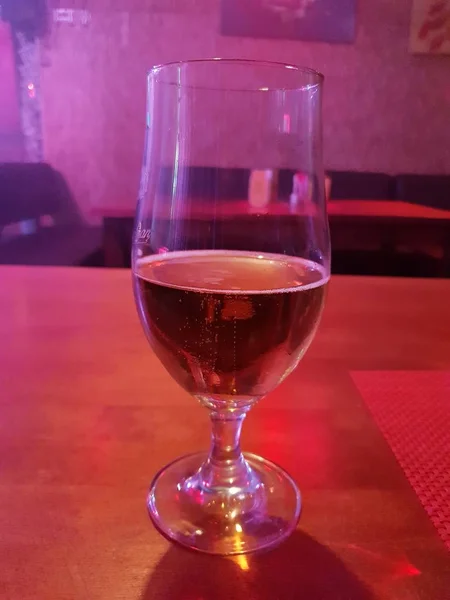 Ένα Ποτήρι Μπίρα Στο Εστιατόριο Διαφορετικά Φώτα Ντίσκο Από Χορό — Φωτογραφία Αρχείου