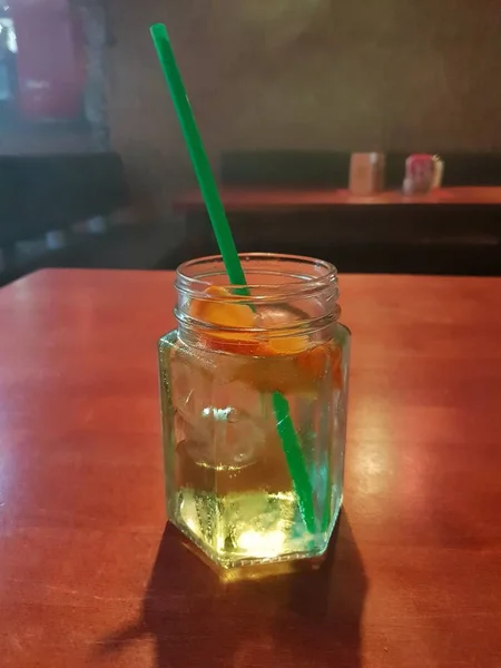 Bir Kadeh Kokteyl Bardağı Taşıran Damla Limon Buz Küpleri Ile — Stok fotoğraf