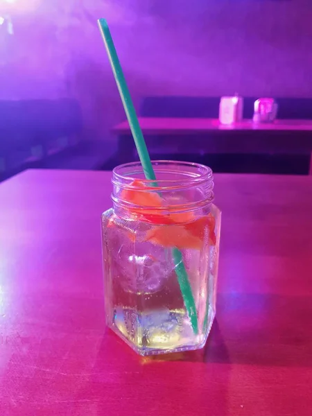 Ett Glas Cocktail Med Halm Citron Och Kuber Placeras Bordet — Stockfoto