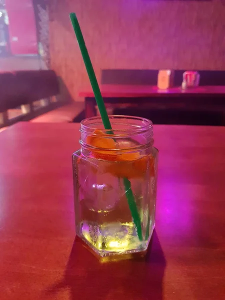 Bir Kadeh Kokteyl Bardağı Taşıran Damla Limon Buz Küpleri Ile — Stok fotoğraf