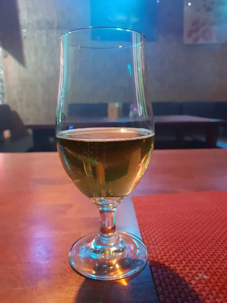 Bicchiere Birra Nel Ristorante Con Diverse Luci Disco Dalla Pista — Foto Stock