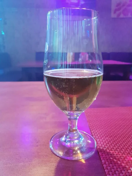 Bicchiere Birra Nel Ristorante Con Diverse Luci Disco Dalla Pista — Foto Stock