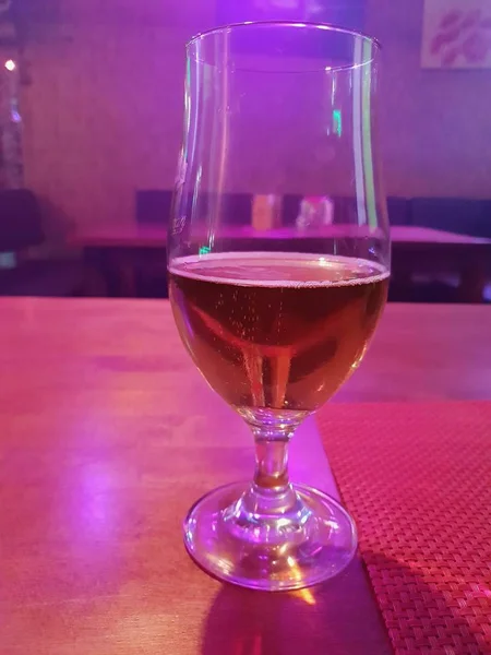 Ένα Ποτήρι Μπίρα Στο Εστιατόριο Διαφορετικά Φώτα Ντίσκο Από Χορό — Φωτογραφία Αρχείου