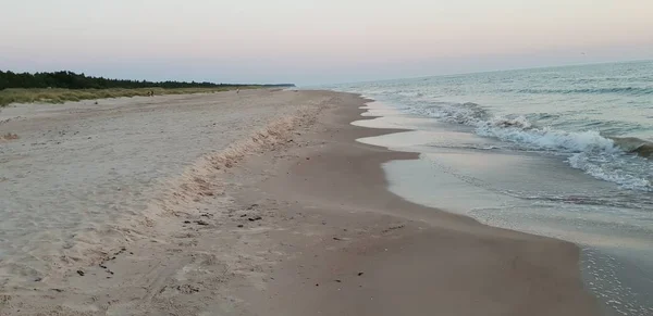 夏季黄昏时分的波罗的海海滩 海岸线 图库图片