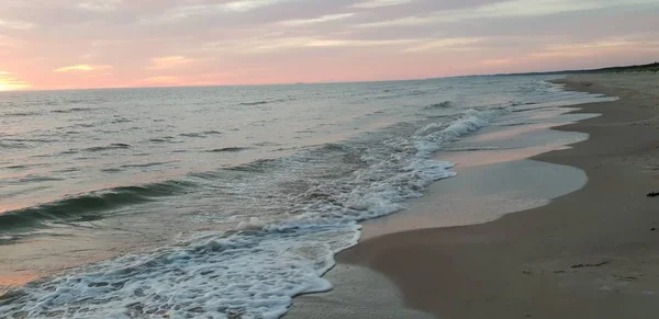 夏季黄昏时分的波罗的海海滩 海岸线 图库照片