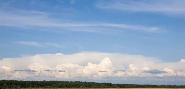 Yaz aylarında bulutlarla gökyüzünün görünümü