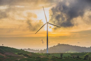 Rüzgar türbinleri Khao Kho tepenin üzerinde.