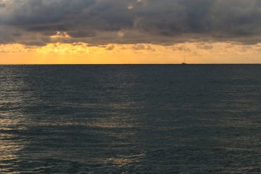 Bulutlar ve deniz arasında ufuk.