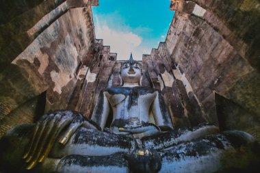 Wat Sri Chum Kilisesi'nde Phra Achana adında bir isim var.