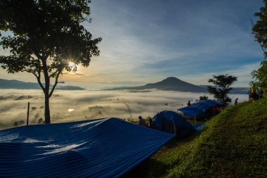 Bakış noktasında kamp morni çadırDan sis gördüm