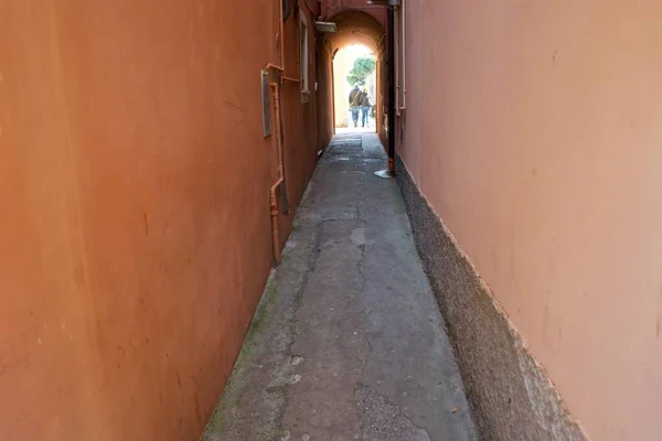 Estrecho Paso Entre Casas Una Ciudad Turística Norte Italia —  Fotos de Stock