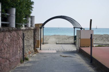 küçük bir yol denize