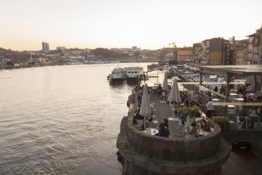 Ponte Pensil Bar Haziran 2012 yılında açıldı, Dom Luis Ponte yanında benzersiz bir görünüm ile Douro ve Ribeira üzerinde yer alır. Duvardaki bir çatı terası, bir gerçekten ayrıcalıklı bir konumda Porto ile