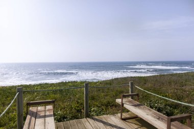 Praia Aterro Beach 1,1 Km Matosinhos.Rocks rafineri endüstriyel kompleksinin karşısında yer alan, offshore dağınık hakkında çok geniş bir kum açıklayan birçok sörf taraftarları çeken bazı deniz ajitasyon neden olabilir.