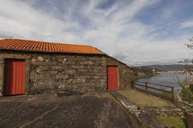 Parque Botanico do Castelo, Crestuma, Douro nehir kenarında yer alan, bitkiler ziyaretçiler için çok ilginç bir konu. Akdeniz bitki örtüsü burada geçen yüzyıla kadar hayatta doğal tarım yerini almıştır