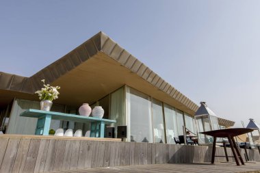 L'Kodac bar, Aterro plajda, Lea istisnai bir konuma sahip mükemmel bir teras ve bir geniş ve havadar iç sahiptir ve çevresindeki kırsal bakan büyük pencereler ile