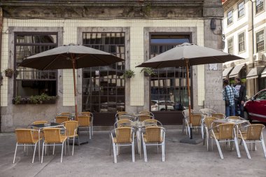 Cafe Candelabro genç ve sanatsal için özel bir kafe-kitapçı Porto şehir merkezinde ve bir toplantı üzerine gelin. Mimarlar, aktörler, yazarlar