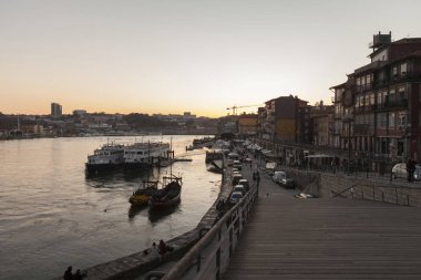 Ponte Pensil Bar Haziran 2012 yılında açıldı, Dom Luis Ponte yanında benzersiz bir görünüm ile Douro ve Ribeira üzerinde yer alır. Duvardaki bir çatı terası, bir gerçekten ayrıcalıklı bir konumda Porto ile