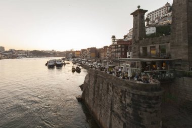 Ponte Pensil Bar Haziran 2012 yılında açıldı, Dom Luis Ponte yanında benzersiz bir görünüm ile Douro ve Ribeira üzerinde yer alır. Duvardaki bir çatı terası, bir gerçekten ayrıcalıklı bir konumda Porto ile