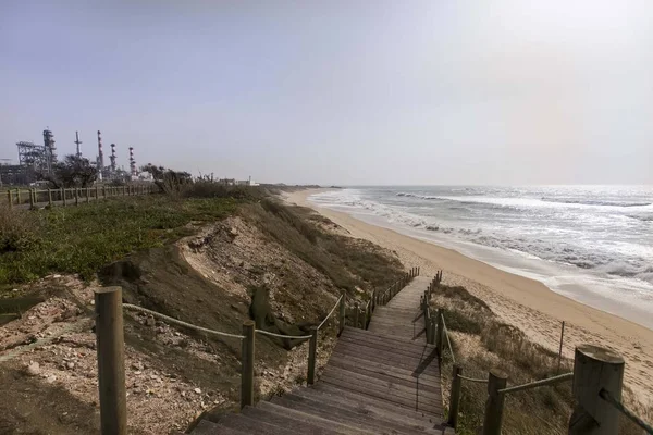 Praia Aterro Beach 1,1 Km Matosinhos.Rocks rafineri endüstriyel kompleksinin karşısında yer alan, offshore dağınık hakkında çok geniş bir kum açıklayan birçok sörf taraftarları çeken bazı deniz ajitasyon neden olabilir.