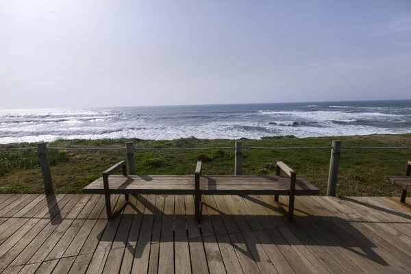 Praia Aterro Beach 1,1 Km Matosinhos.Rocks rafineri endüstriyel kompleksinin karşısında yer alan, offshore dağınık hakkında çok geniş bir kum açıklayan birçok sörf taraftarları çeken bazı deniz ajitasyon neden olabilir.