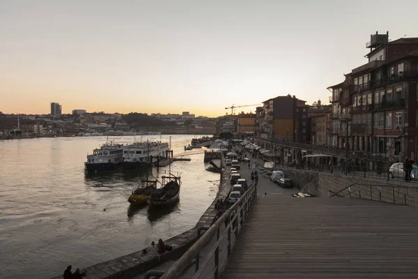 Ponte Pensil Bar Haziran 2012 yılında açıldı, Dom Luis Ponte yanında benzersiz bir görünüm ile Douro ve Ribeira üzerinde yer alır. Duvardaki bir çatı terası, bir gerçekten ayrıcalıklı bir konumda Porto ile