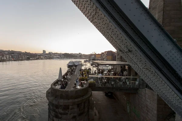 Ponte Pensil Bar Haziran 2012 yılında açıldı, Dom Luis Ponte yanında benzersiz bir görünüm ile Douro ve Ribeira üzerinde yer alır. Duvardaki bir çatı terası, bir gerçekten ayrıcalıklı bir konumda Porto ile