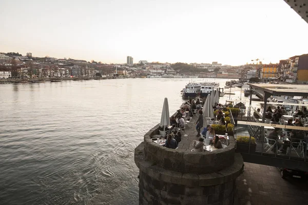 Ponte Pensil Bar Haziran 2012 yılında açıldı, Dom Luis Ponte yanında benzersiz bir görünüm ile Douro ve Ribeira üzerinde yer alır. Duvardaki bir çatı terası, bir gerçekten ayrıcalıklı bir konumda Porto ile