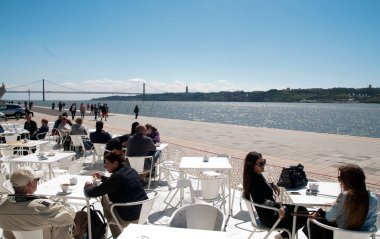 insanlara rahatlatıcı Teras A Margem Restaurant, Lisbon, Portekiz 