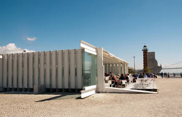 Personas Relajarse Terraza Restaurante Margem Lisboa Portugal — Foto de Stock