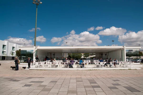 Personas Relajarse Terraza Restaurante Margem Lisboa Portugal — Foto de Stock