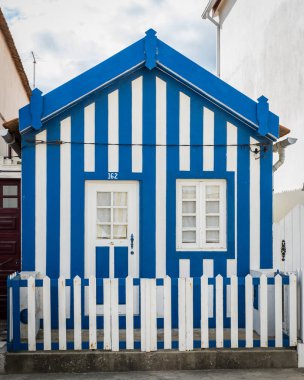 Geleneksel plaj evleri ünlü Beach Costa Nova yakınındaki Aveiro, Centro, Portekiz