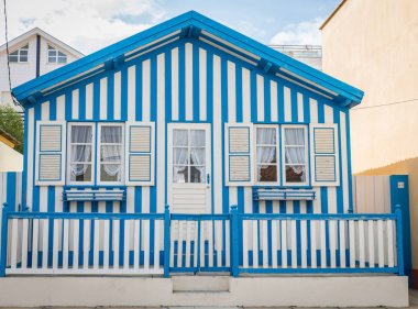 Geleneksel plaj evleri ünlü Beach Costa Nova yakınındaki Aveiro, Centro, Portekiz