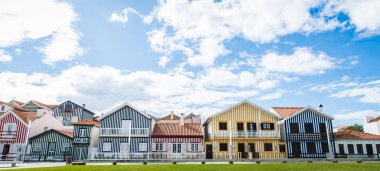 Geleneksel plaj evleri ünlü Beach Costa Nova yakınındaki Aveiro, Centro, Portekiz