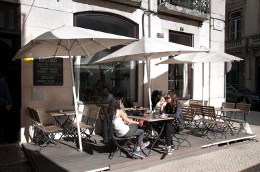 insanlara rahatlatıcı Teras kahve evin, Lisbon, Portekiz 