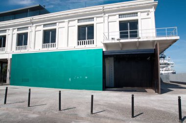 Dış popüler Lux Fragil gece kulübünde güneşli bir gün, Lisbon, Portekiz 