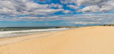 deniz kıyısı güneşli gün, Praia ısmarlayarak