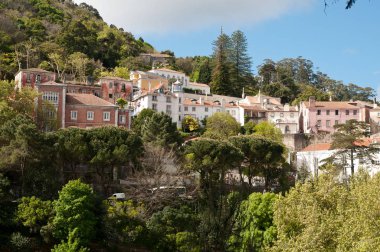 çok renkli Villa ve sarayları arasında gölgeli yamaçlar, Sintra, Portekiz