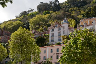 çok renkli Villa ve sarayları arasında gölgeli yamaçlar, Sintra, Portekiz