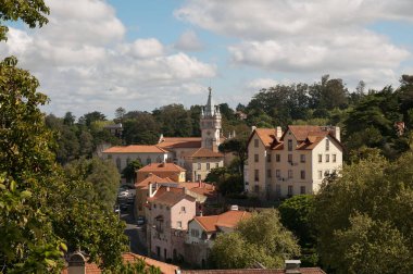 çok renkli Villa ve sarayları arasında gölgeli yamaçlar, Sintra, Portekiz